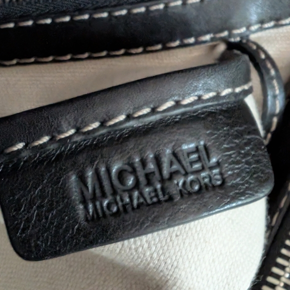 Michael Kors Black Leather Vintage Shoulder Bag - Picture 12 of 16